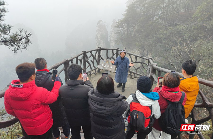 李迪建在张家界国家森林公园黄石寨景区给游客讲解。