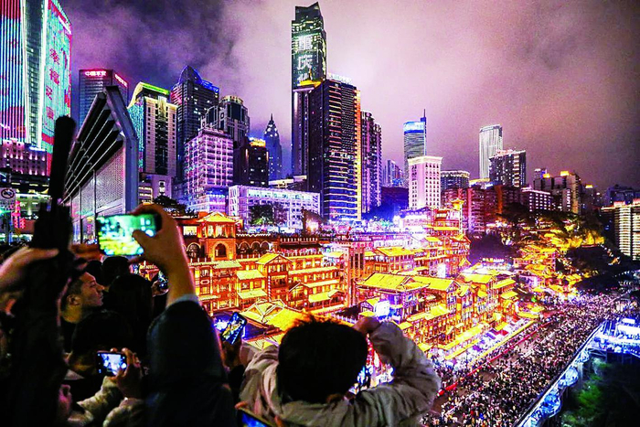     2月15日，渝中区洪崖洞景区，游客们在千厮门大桥上打卡洪崖洞。    据新重庆-重庆日报