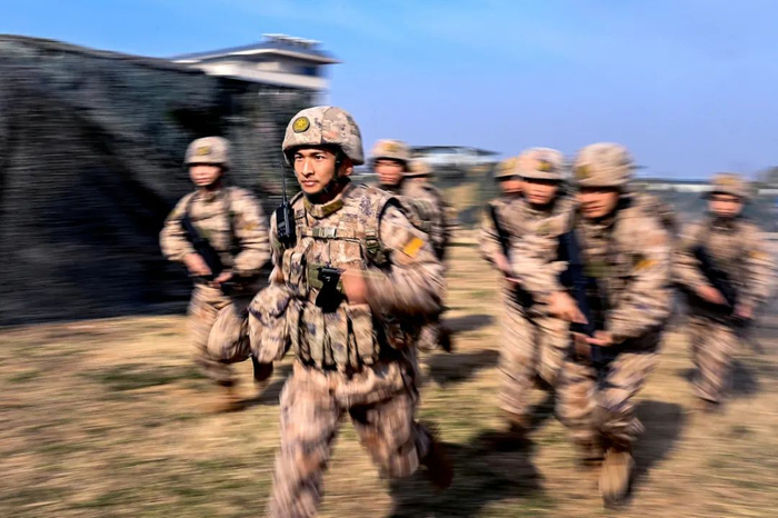 张平坤能文能武，带领官兵奋战强能，圆满完成各项任务。刘明松 摄