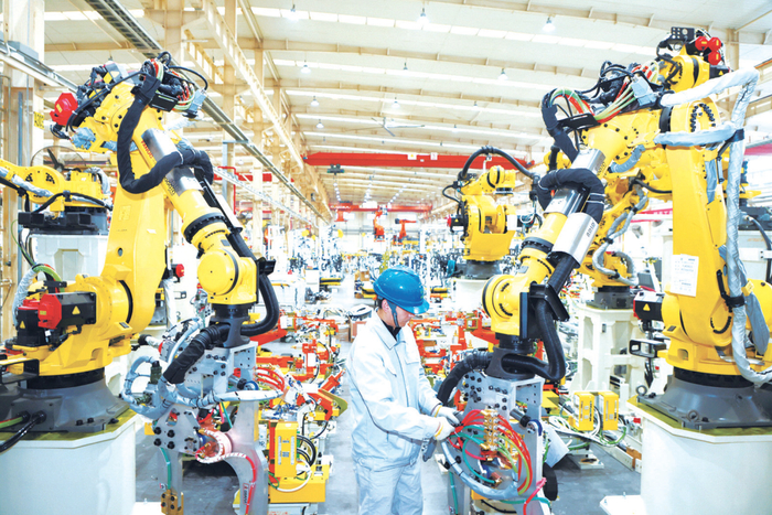 东风设备制造有限公司的技术工人正在作业。