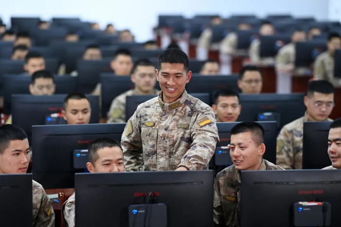 张平坤采取多种方式，灵活搞好思想政治教育。刘明松 摄