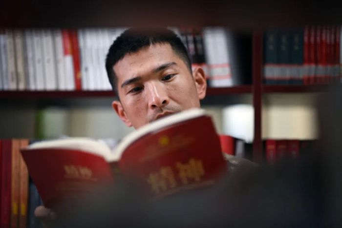 张平坤利用业余时间深学理论知识。刘明松 摄