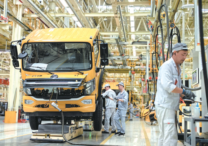 张湾区东风华神汽车有限公司智能混流生产线将人、车、料、作业完美整合，有效提升了生产效率。