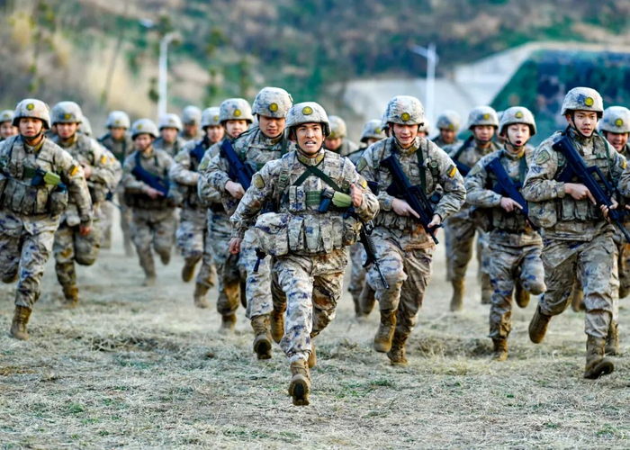 张平坤在五公里越野中带领官兵冲锋。刘明松 摄