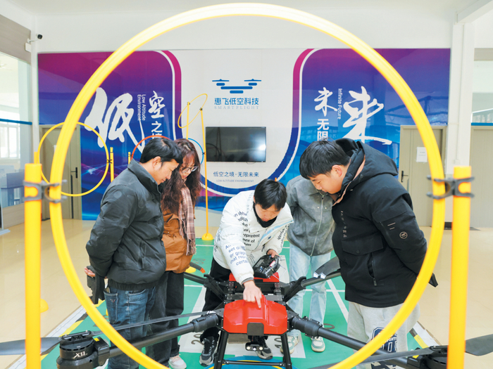 低空经济热，飞手培训忙。记者 全正 摄