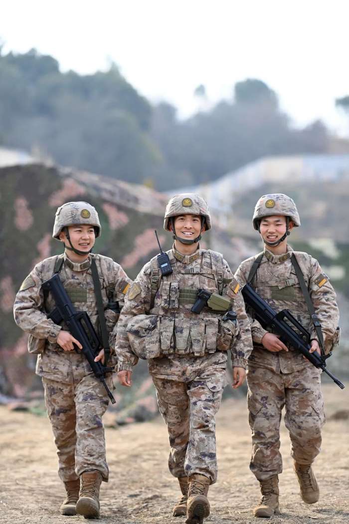 张平坤（中）利用训练间隙开展谈心交心活动，及时了解官兵的思想情况。刘明松 摄