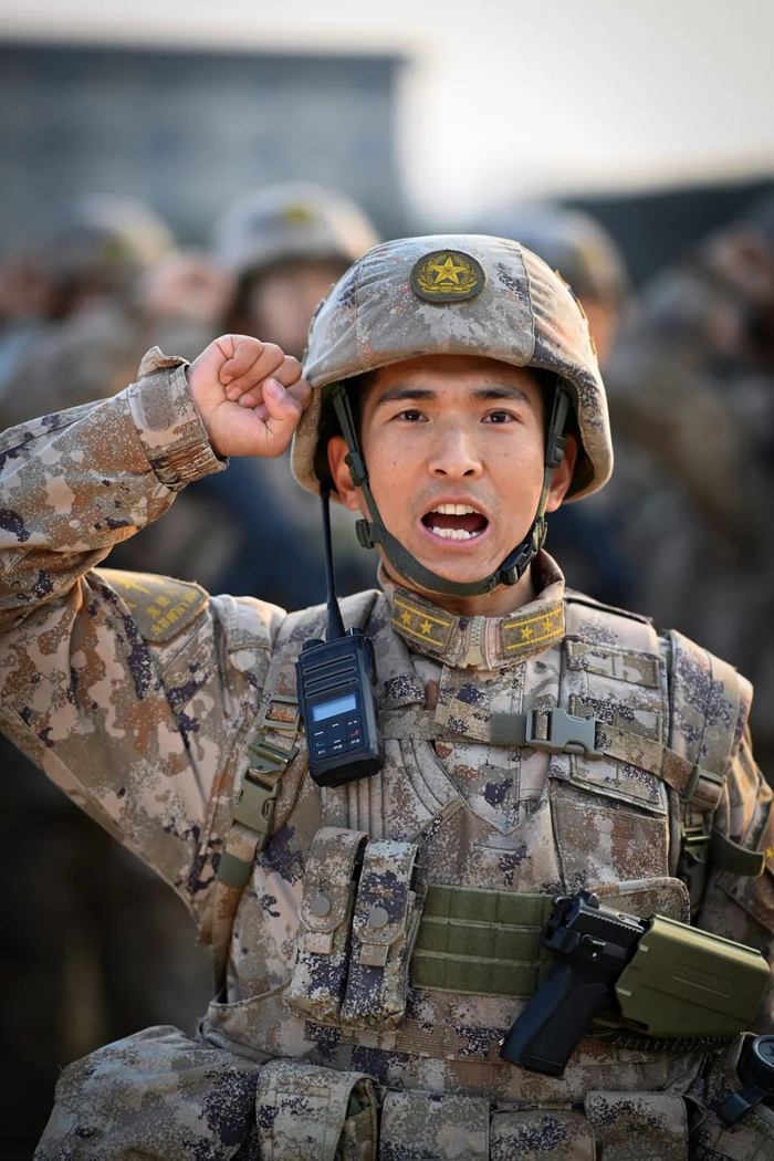 张平坤带领官兵庄严宣誓，焕发战斗精神。刘明松 摄