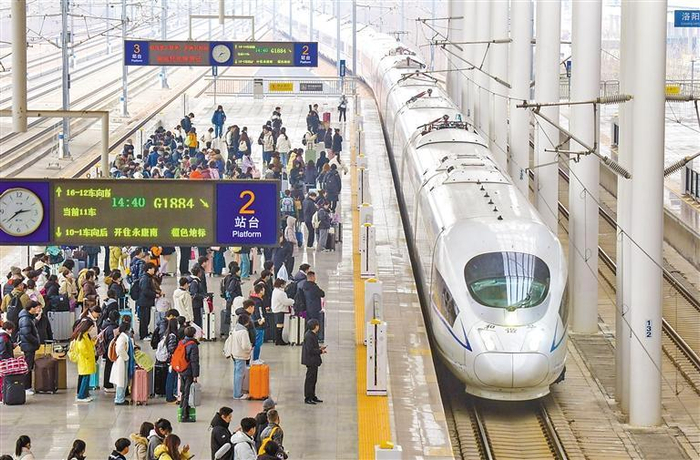             图为2月22日，旅客在河南洛阳龙门站乘车出行。    新华社发（张怡熙 摄）