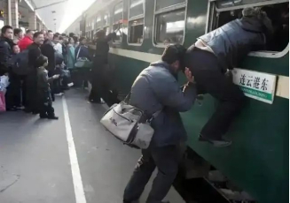 2007年春运，在汉口站，一名旅客试图从车窗上车