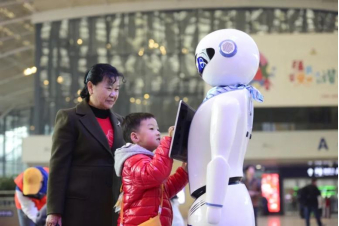 2019年春运，智能机器人亮相火车站