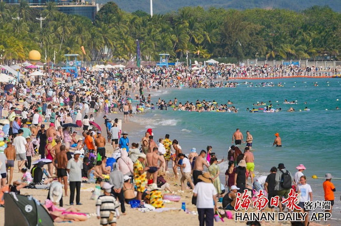 　　三亚市大东海旅游区，众多中外游客在游泳、晒太阳，享受北纬18度的温暖。海南日报全媒体记者 王程龙 摄