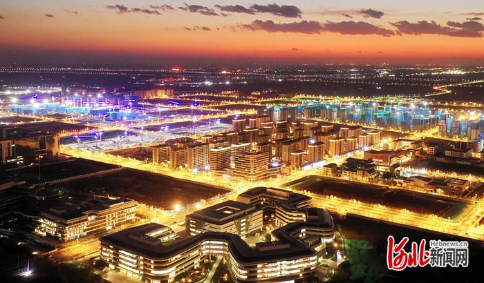 日前拍摄的雄安新区启动区夜景。 河北日报记者 刘光昱摄
