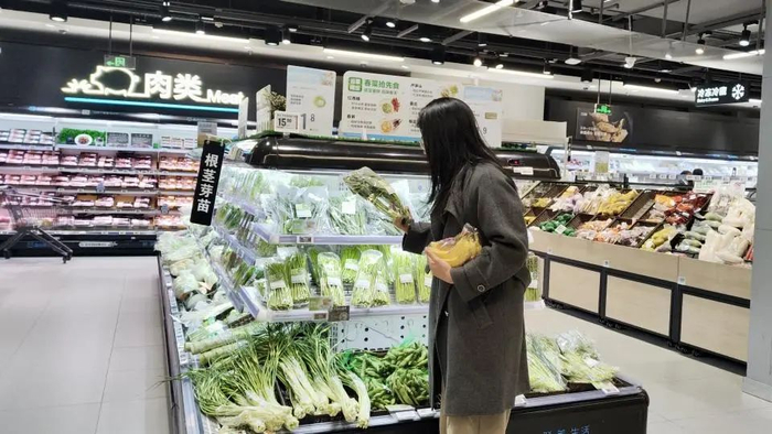 2月21日，消费者在武汉市盒马鲜生岳家嘴店内选购板蓝根青菜。新华社记者 熊翔鹤 摄