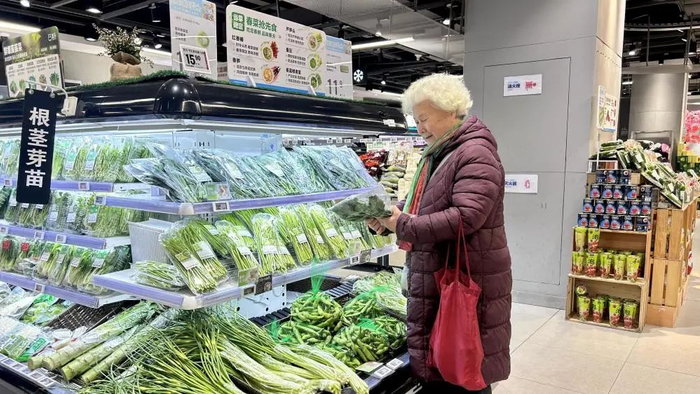 2月21日，消费者在武汉市盒马鲜生岳家嘴店内选购板蓝根青菜。新华社记者 熊翔鹤 摄