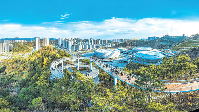 健康步道打通城市山体连廊，实现城市与自然、人居与生活完美相融。