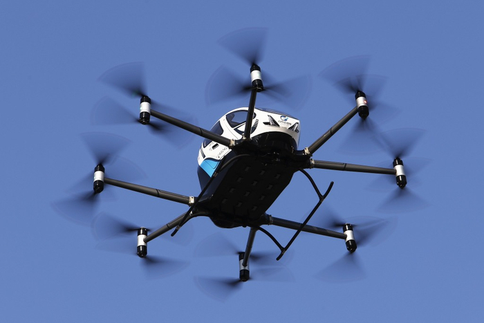 2025年1月16日，亿航智能控股有限公司的EH216-S无人驾驶载人eVTOL航空器完成在上海市中心的首次飞行。