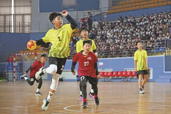 明光逸夫小学队与凤阳西华路小学二队展开激烈比赛。全媒体记者毕 鸿摄