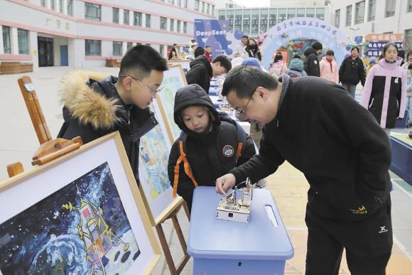 城西区五四小学机器人体验区吸引了家长和孩子。