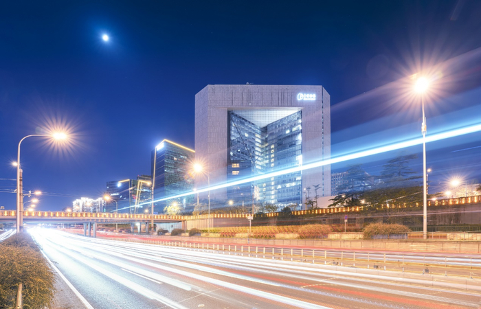 北京东四十条附近的街景，中央汇金总部就位于这座新保利大厦，其一举一动都备受瞩目。图片来源：视觉中国