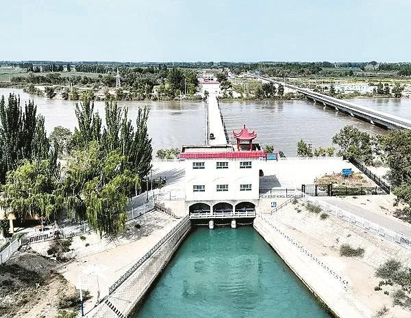     塔南总干渠跨和田河配套工程（资料图片）。    图片由新疆生产建设兵团水利局提供