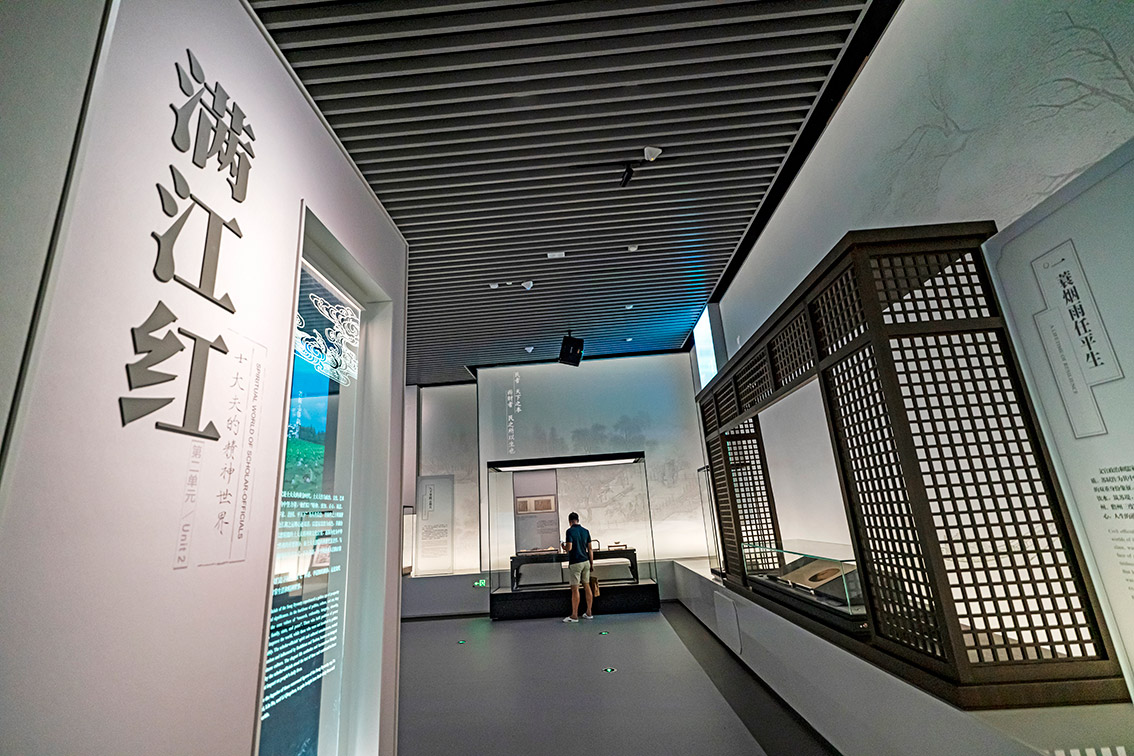 观众在宋韵文化馆内沉浸式观展。