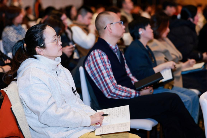 冯唐讲课现场，边听边记的学员 图片来源：主办方供图