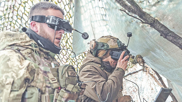 乌军士兵操作FPV无人机的画面。（图源：“战区”）
