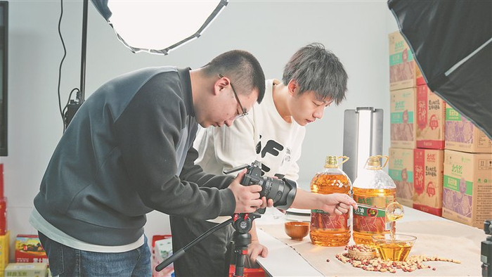     摄影团队进行新款爆款产品拍摄。  安时萱摄