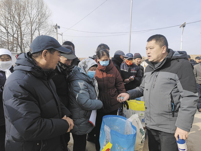 宣讲现场，工作人员向群众介绍新型肥料和农药。本报记者 丁玉梅 摄