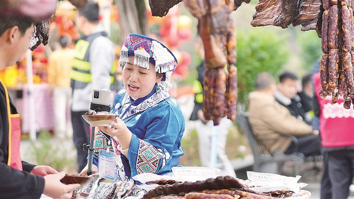 1月21日，乡村主播在贵州省榕江县忠诚镇“村超村集”直播带货。 图片来源：视觉中国