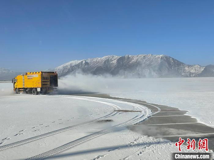 春运期间，九黄机场春节首场大雪除冰雪工作。　四川省机场集团 供图