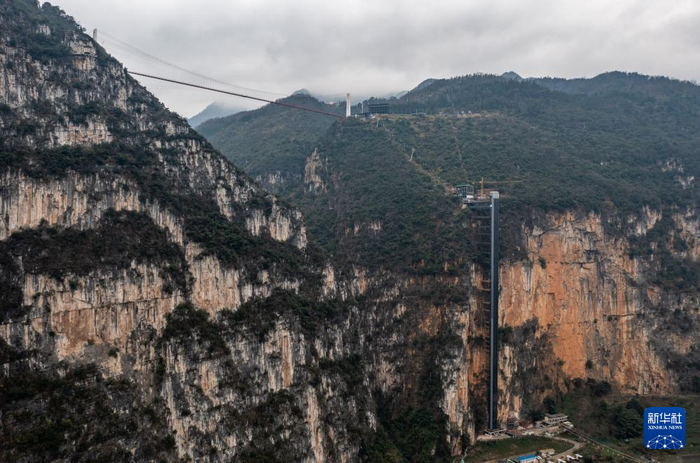 2月23日，云南省宣威市普立乡尼珠河大峡谷的观光电梯和缆车（无人机照片）。新华社记者 江文耀 摄