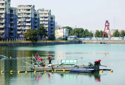 工作人员在鼓楼区西北护城河建宁路至新民门桥段进行淘洗式清淤施工。 南京日报/紫金山新闻记者 徐琦 摄