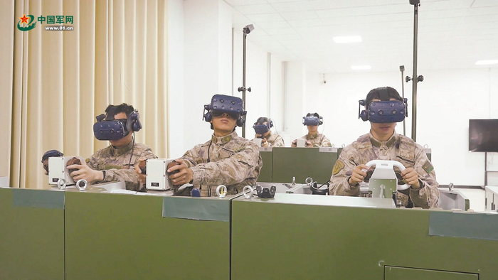 　　该旅官兵利用模拟训练系统开展协同训练。刘金慧摄