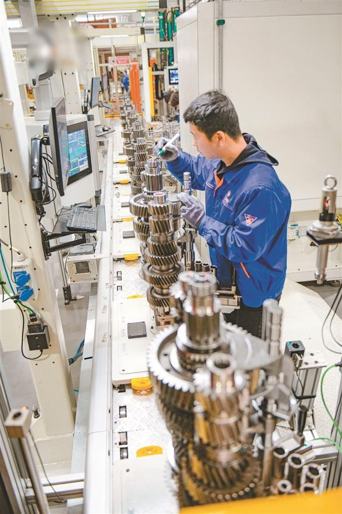 法士特工作人员在变速器生产线上作业 资料图片