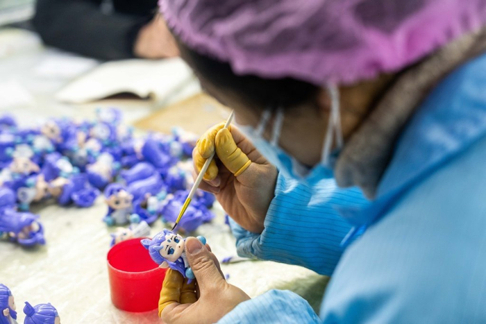 湖南桑尼森迪玩具制造有限公司，工人在制作“敖丙”手办。新华社记者 陈思汗 摄