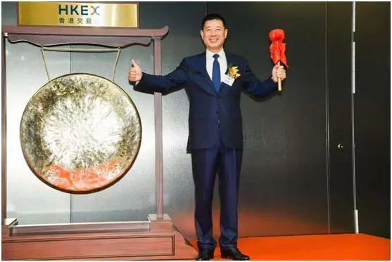 飞鹤港交所敲钟上市