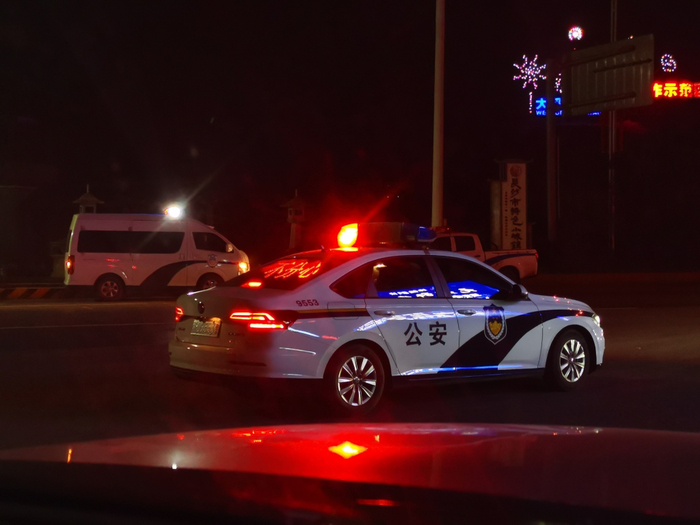 　　在浏阳市一处高速公路出口处，停着巡逻的交警车辆。