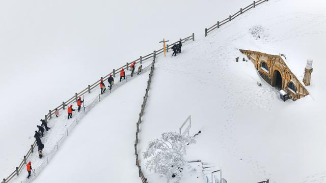 2月23日，浙江省湖州市安吉县云上草原，人们欣赏雪景。 新华社 潘学康 摄
