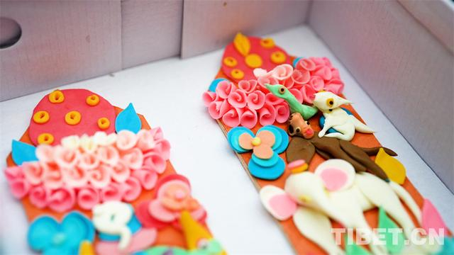 图为年货市场上的酥油花 摄影：赵振宇
