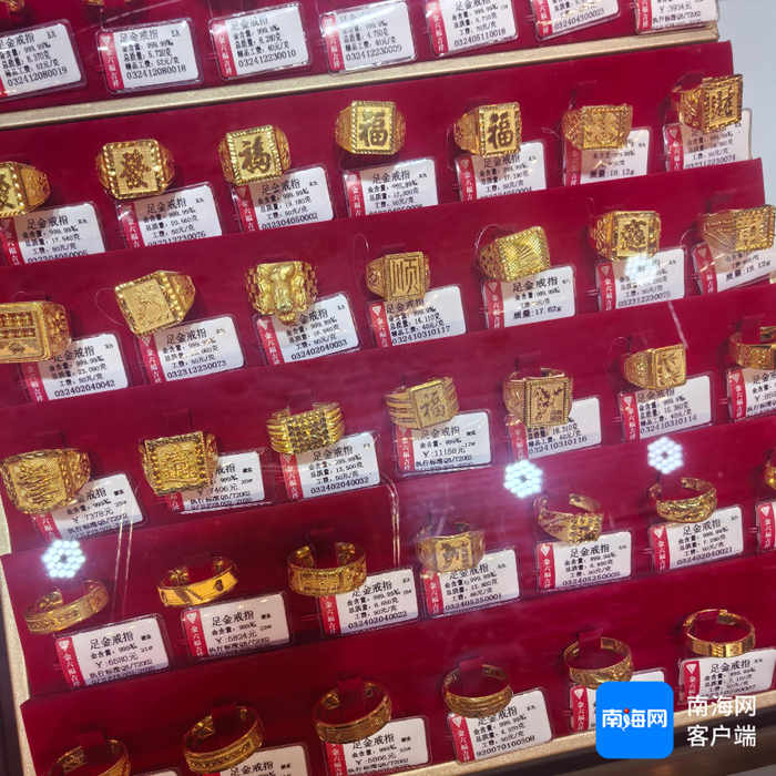 专门金店的产品全部标明价格和工费。汪慧 摄