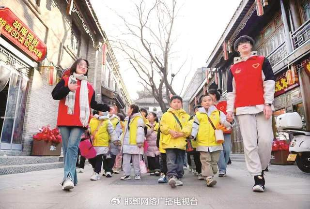 “返家乡”大学生带着小学生在邯郸道历史文化街区研学。邯郸新闻传媒中心记者 周绍宗 摄