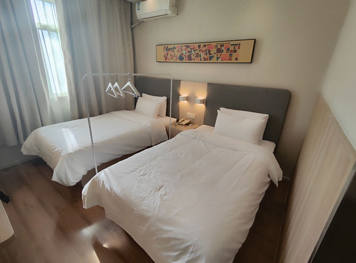 入住酒店意味着「毫无生活气息」的极简生活。图源@卓文君