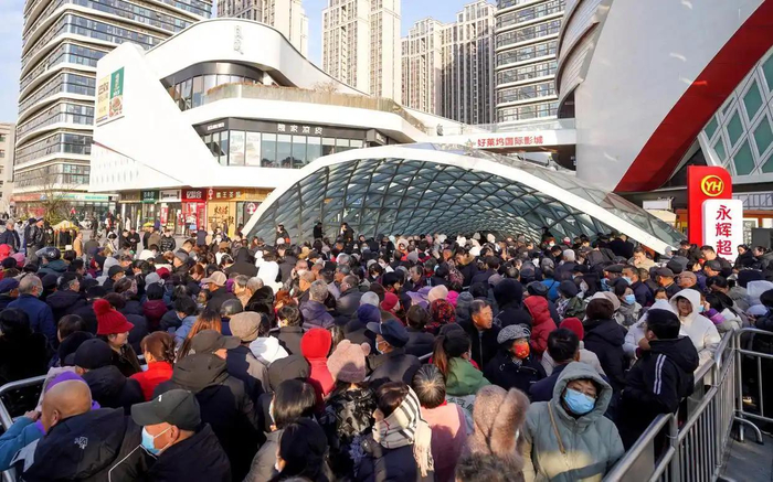 永辉超市郑州盛华里店“胖”改后开业当天，市民排队等候开门 图片来源：顶端新闻