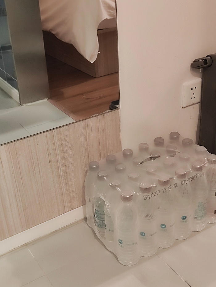 在酒店，意味着很多生活琐碎都被接管。图源@卓文君