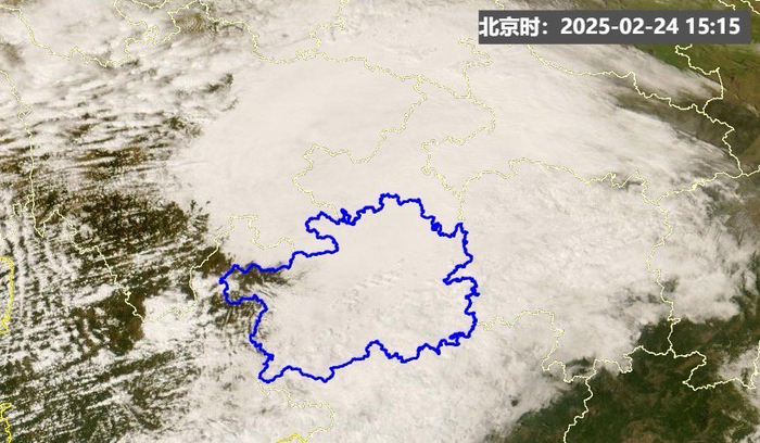 　　卫星云图显示，贵州（蓝色线内）处于“云贵准静止锋”冷空气一侧，大部地区处于阴天状态。（贵阳市气象台供图）
