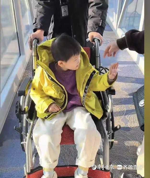 西西最终通过廊桥登机（受访者供图）