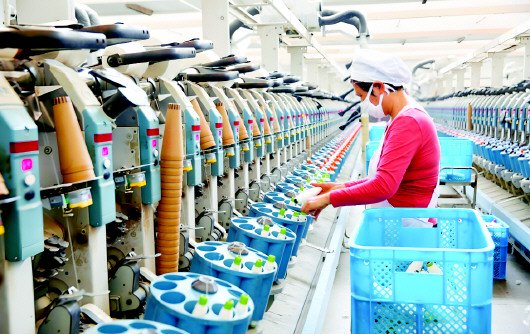 　　部分国内纺织企业东南亚业务收入出现下滑,海外设厂需谨慎。