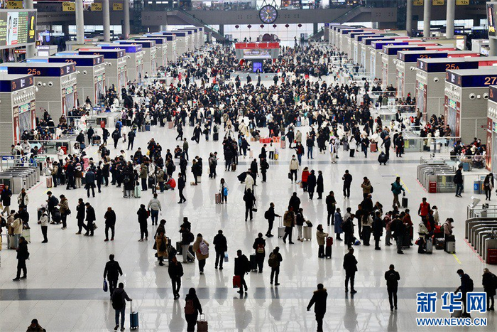 郑州东站候车室内景象 图片来源：新华社