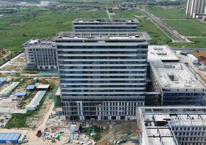 国际医疗基地内，正在建设中的广安门医院保定医院项目。 杨帆 摄